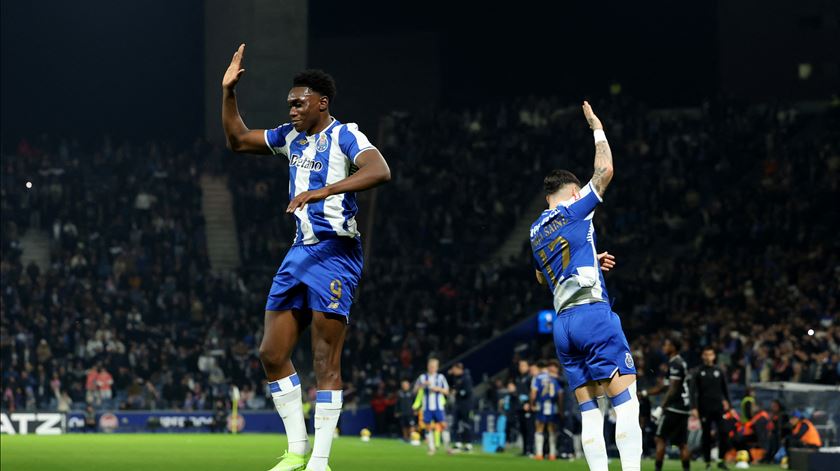 Pânico de três minutos não trava FC Porto, que controla e vence Estrela da Amadora