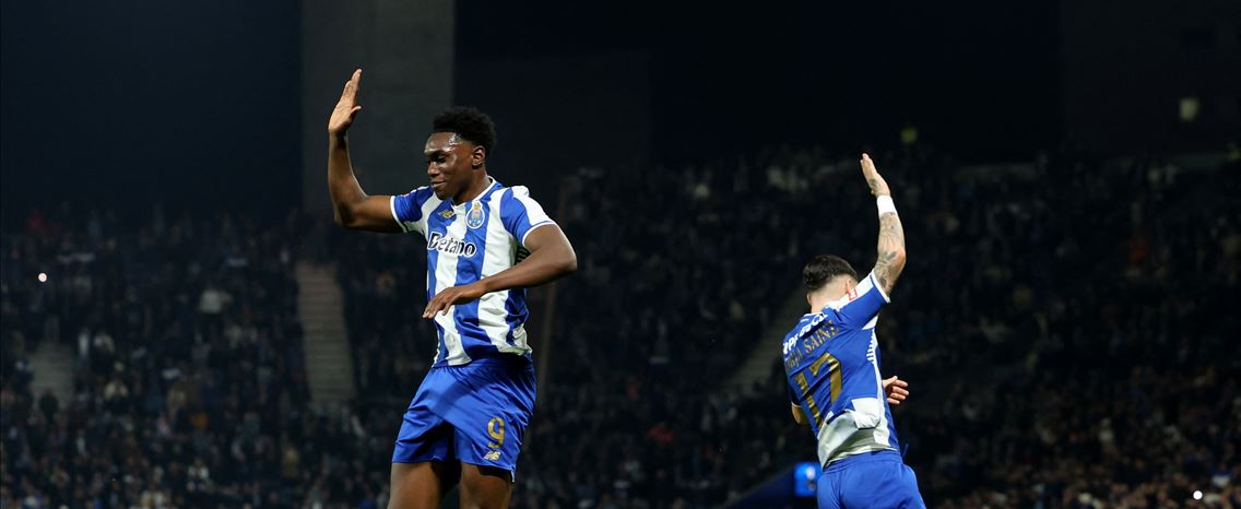 Pânico de três minutos não trava FC Porto, que controla e vence Estrela da Amadora
