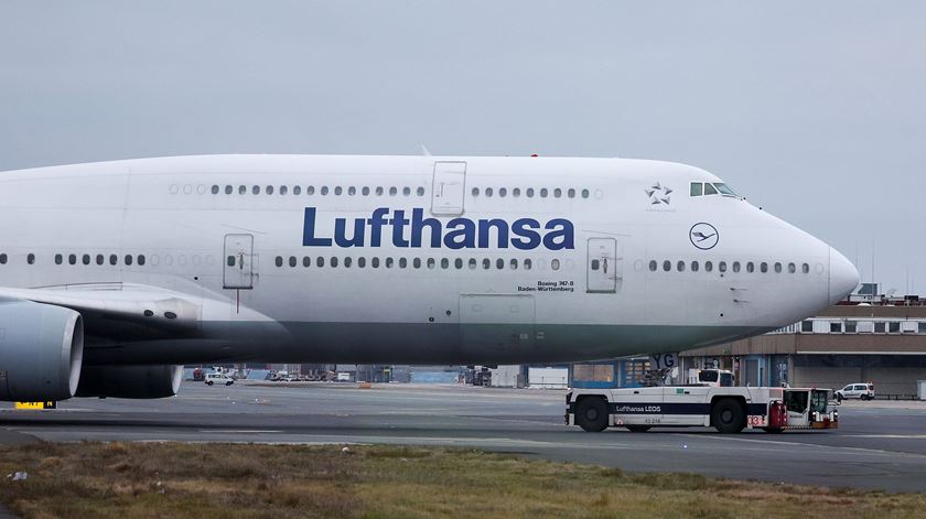 Colapso de trem de aterragem de avião da Lufthansa provoca vários feridos