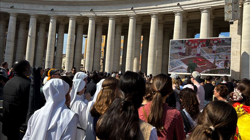 Fiéis entre turistas. Todos os caminhos vão dar à Praça de São Pedro para homenagear Francisco Fiéis entre turistas. Todos os caminhos vão dar à Praça de São Pedro para homenagear Francisco