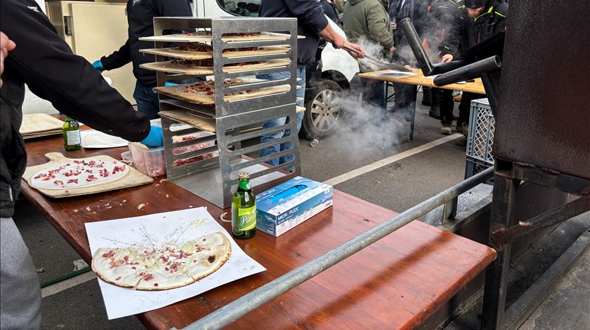 Com temperaturas perto dos zero graus, cada "tarte flambée" que saía do forno ajudava a aquecer o protesto dos agricultores. Foto: João Pedro Quesado/RR