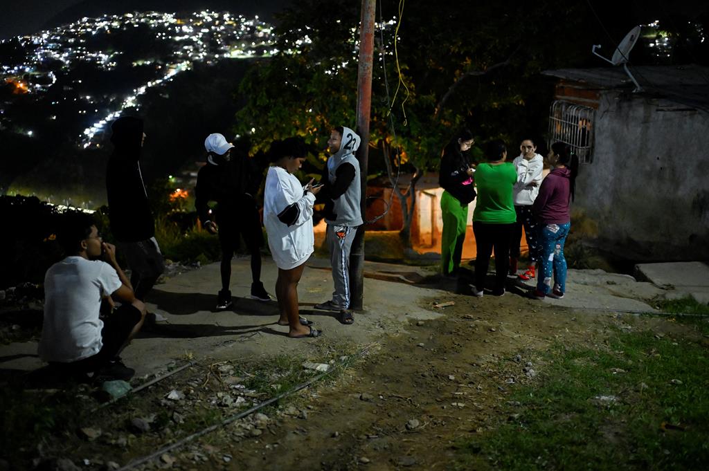 Em Caracas, há zonas sem luz e supermercados perto de rutura. "Estamos treinados para a fome" Em Caracas, há zonas sem luz e supermercados perto de rutura. "Estamos treinados para a fome"