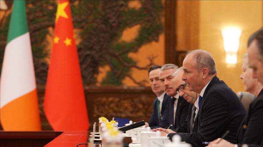 Primeiro-ministro irlandês defende "livre comércio" em encontro com Xi Jinping