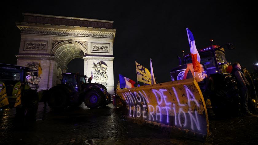Tratores no Arco do Triunfo. Agricultores protestam em Paris contra acordo da UE