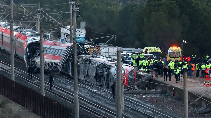Comboio da Iryo descarrilado e tombado em linha de alta velocidade em Espanha. Foto: Susana Vera/Reuters
