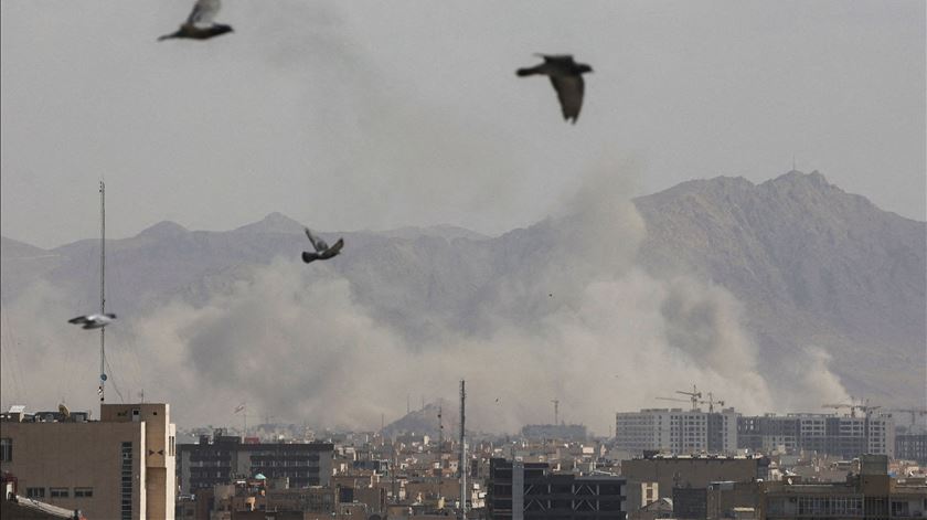 Ataques ao Irão mataram chefe do Exército e figuras da liderança militar