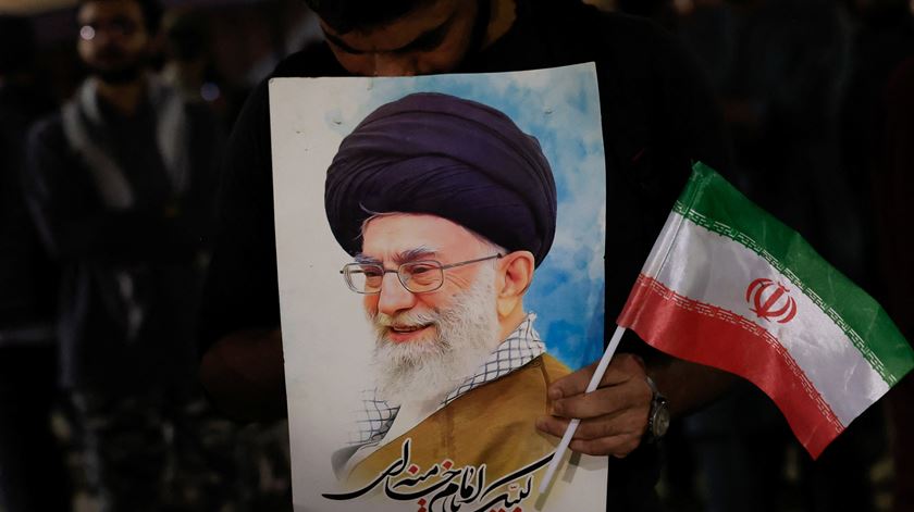 Confirmada a morte de Ali Khamenei, líder supremo do Irão