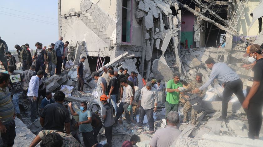 Ataque a escola no Irão mata pelo menos 148 pessoas