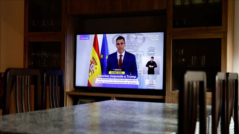 Sánchez acusa Trump de jogar "à roleta russa com o destino de milhões"