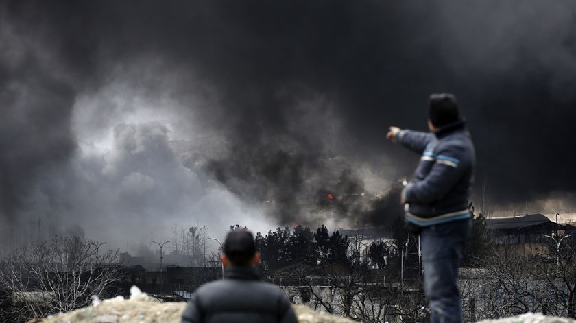 Duas semanas de guerra no Irão libertaram mais poluição do que a Islândia num ano Duas semanas de guerra no Irão libertaram mais poluição do que a Islândia num ano
