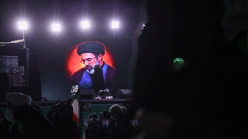 Quem é Mojtaba Khamenei, o novo líder supremo do Irão em plena guerra? Quem é Mojtaba Khamenei, o novo líder supremo do Irão em plena guerra?