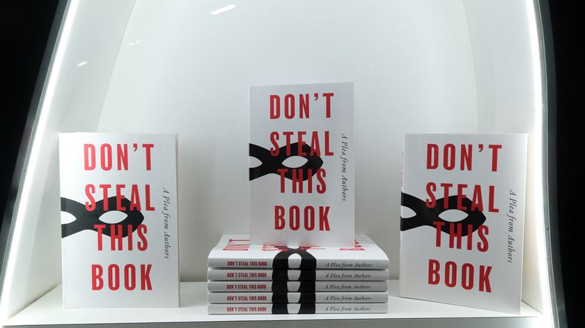 "Não roubem os nossos livros": Milhares de escritores lançam livro “em branco” contra a IA