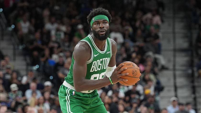 Boston Celtics já afinaram a máquina e Neemias assinou 12 pontos e cinco ressaltos