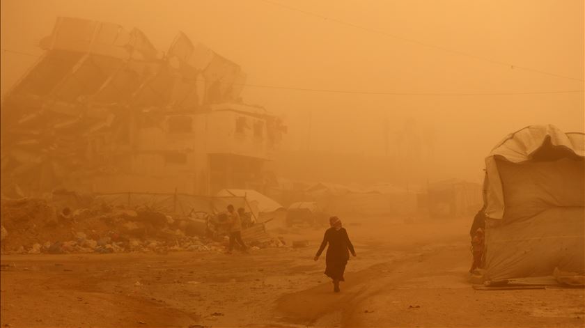 Tempestade de areia atinge Gaza e destrói abrigos Tempestade de areia atinge Gaza e destrói abrigos