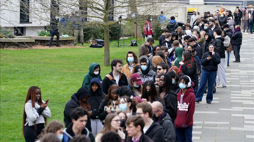 Surto de meningite mata dois jovens no Reino Unido. O que deve saber sobre a doença?