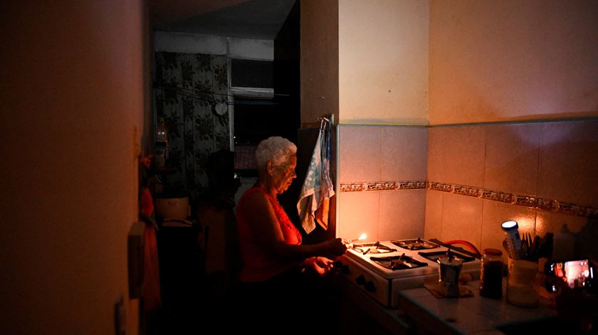 "Não há água, nem luz, nem gás". Apagão em Cuba deixa às escuras milhões de pessoas "Não há água, nem luz, nem gás". Apagão em Cuba deixa às escuras milhões de pessoas