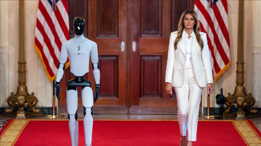 Melania chega a cimeira com um humanóide que anda e fala Melania chega a cimeira com um humanóide que anda e fala