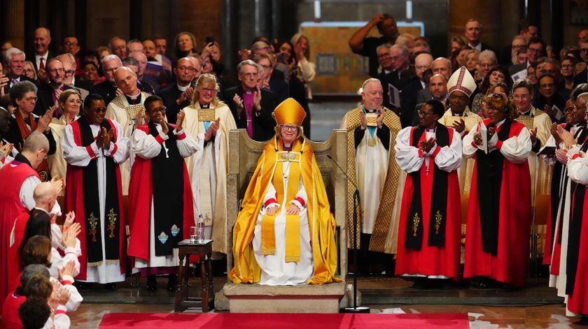 Mullally entronizada como primeira mulher Arcebispa de Canterbury Mullally entronizada como primeira mulher Arcebispa de Canterbury
