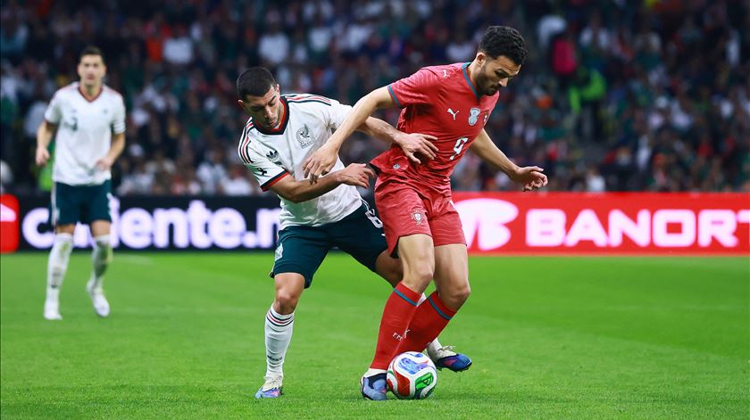 Gonçalo Ramos e Erik Lira no jogo amigável entre Portugal e México. Foto: Eloisa Sanchez/Reuters