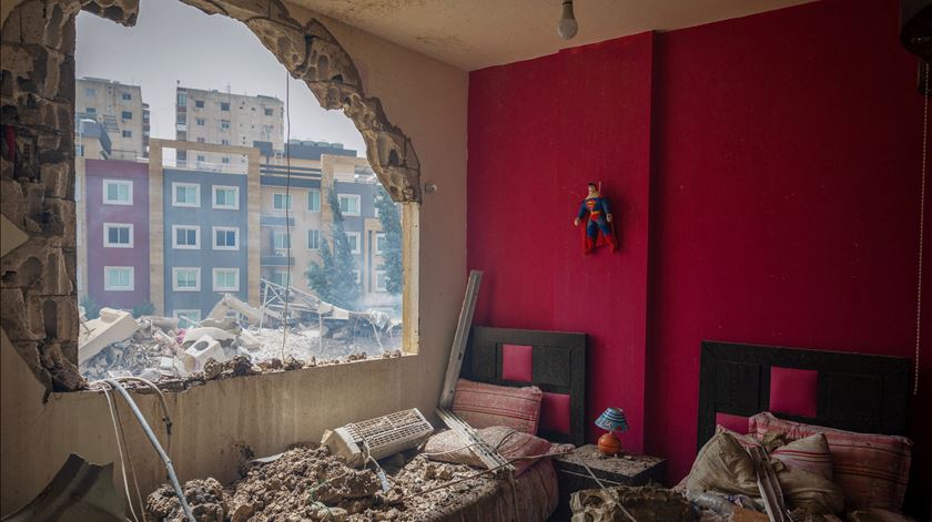 Super-Homem nos escombros da Terra e um abraço na Lua. Veja as fotos que marcaram a semana