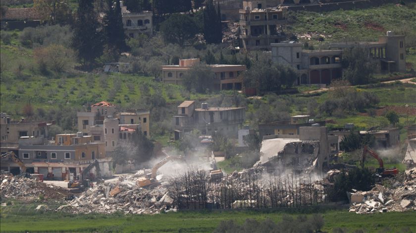 Israel destrói cidades no sul do Líbano com explosões e bulldozers