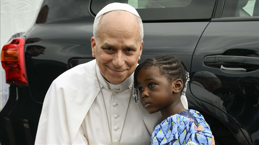 Leão XIV abraça criança e oferece-lhe um terço
