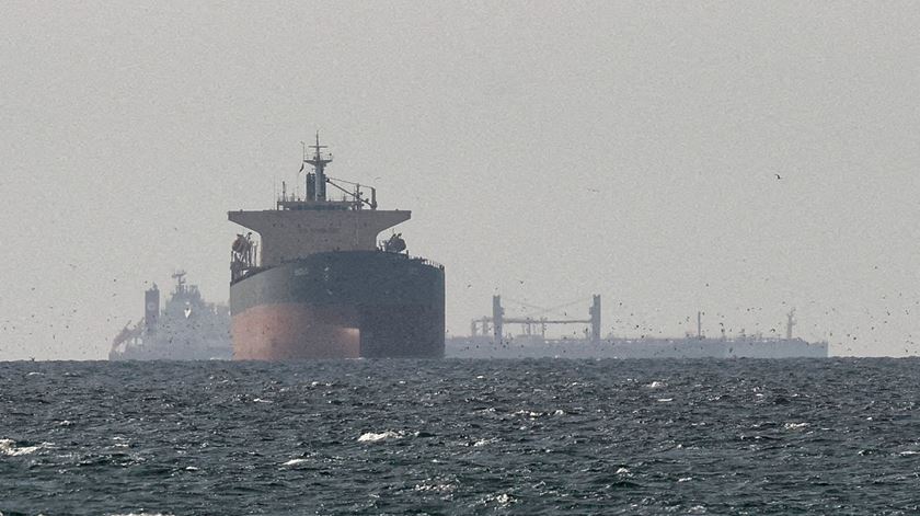 EUA atacam e tomam conta de cargueiro iraniano no Golfo de Omã