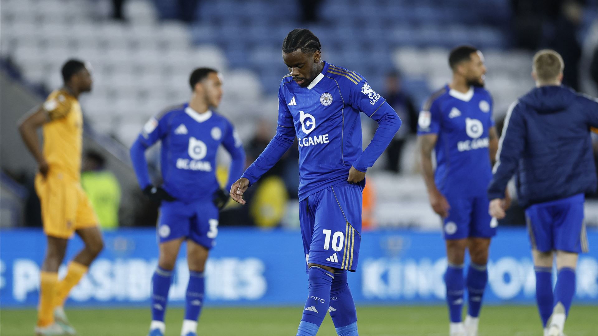 Dez anos depois do título da Premier League, Leicester City afunda na terceira divisão