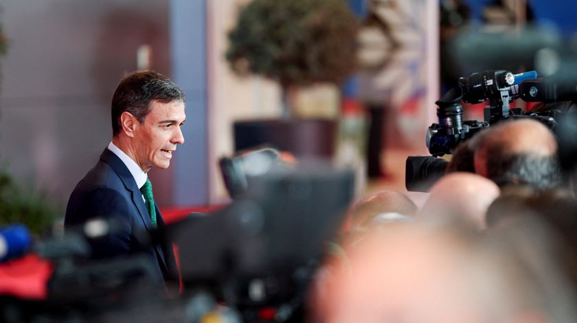 Sánchez defende que UE deve taxar lucros extraordinários de empresas de energia Sánchez defende que UE deve taxar lucros extraordinários de empresas de energia