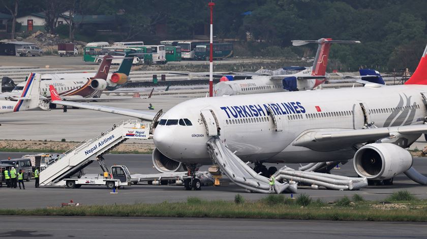 Avião evacuado depois de começar a arder em aterragem no Nepal