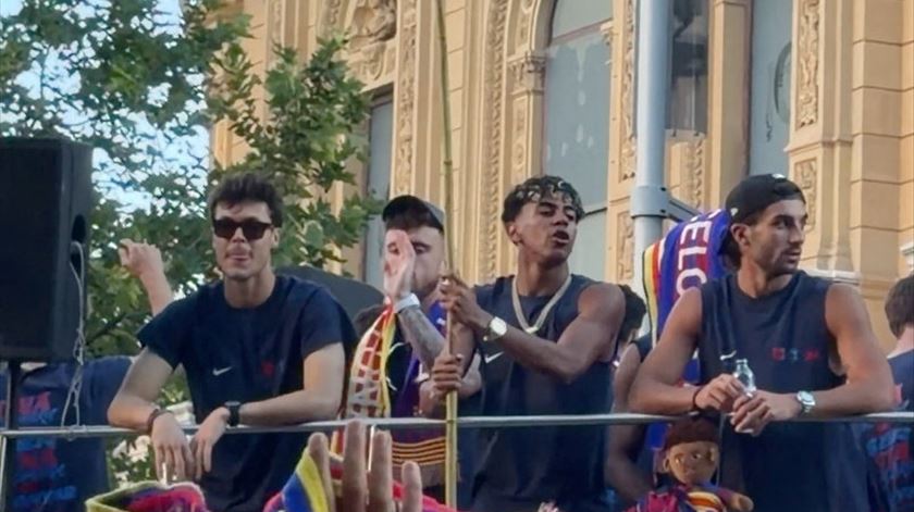 Lamine Yamal festeja título do Barcelona com bandeira da Palestina