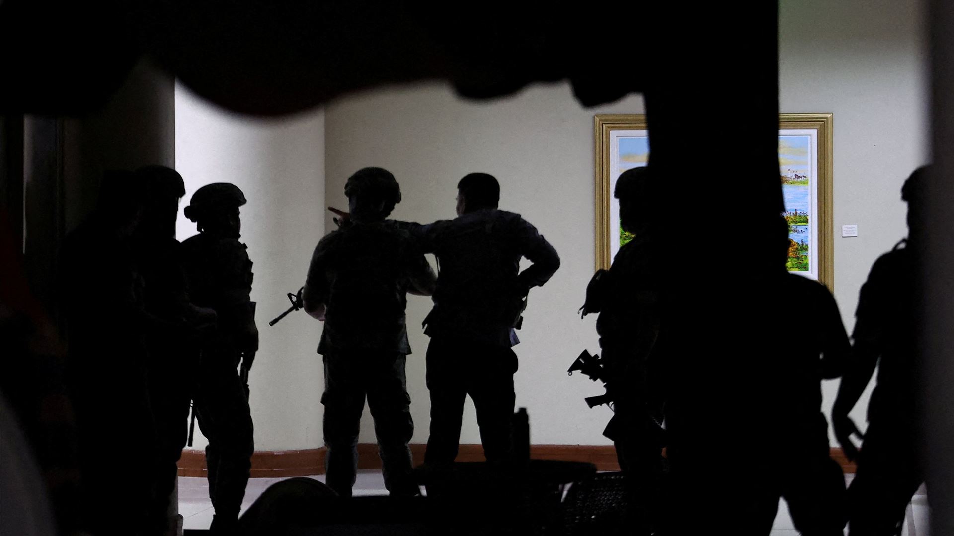 Tiroteio no senado das Filipinas. Militares tentam deter político