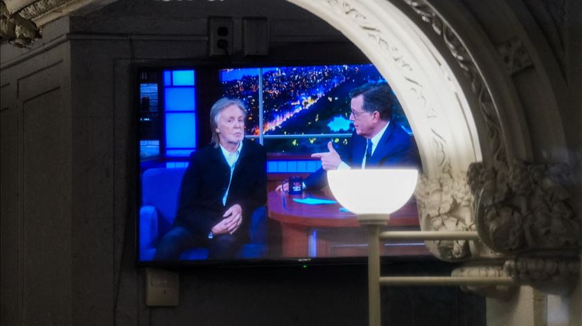 Colbert termina "The Late Show" com atuação especial de Paul McCartney