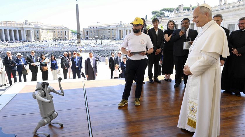 "Vaticão"? Papa recebe visita de cão robot na Praça de São Pedro
