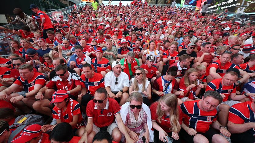 Adeptos da Noruega celebram vitória no Mundial com "remada viking". Veja o momento Adeptos da Noruega celebram vitória no Mundial com "remada viking". Veja o momento