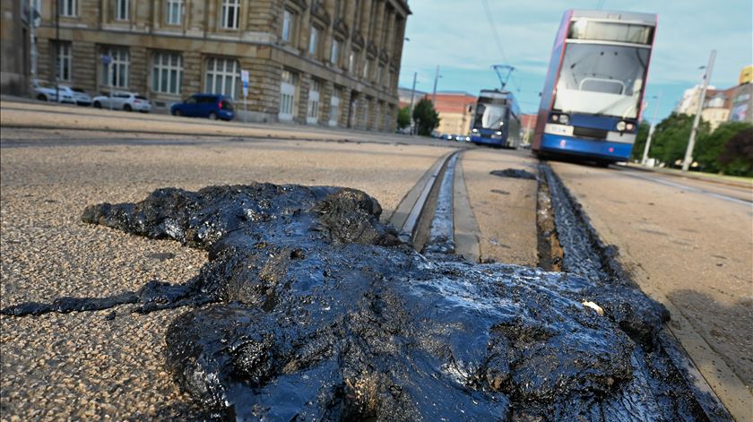 Vídeo: Calor recorde derrete e obriga a parar metro de Leipzig desde sábado