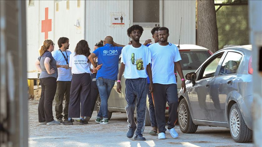 Migrantes chegam a Lampedusa "a precisar sobretudo de cuidados psicológicos”. Mais de 860 morreram ou desapareceram este ano Migrantes chegam a Lampedusa "a precisar sobretudo de cuidados psicológicos”. Mais de 860 morreram ou desapareceram este ano