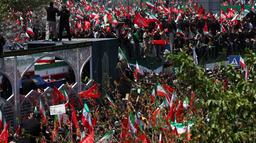 Irão. Mar de gente junta-se debaixo de um sol abrasador no quarto dia do funeral de Ali Khamenei