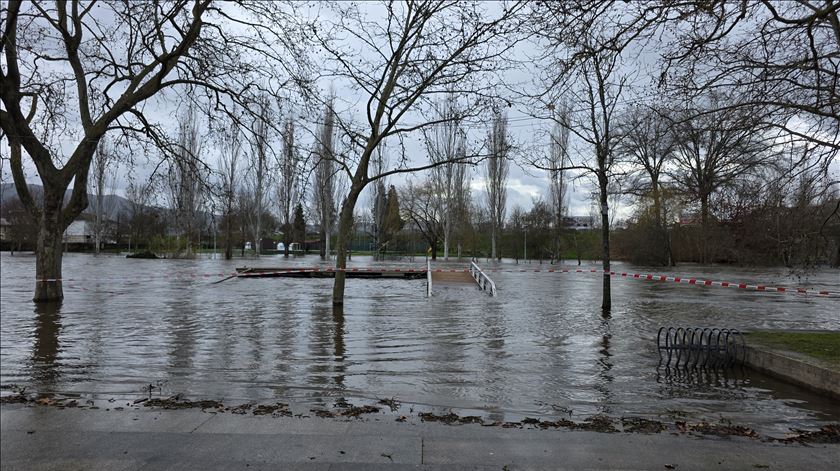 Madrugada com 92 ocorrências. Dez pessoas retiradas de casa em Sobral de Monte Agraço