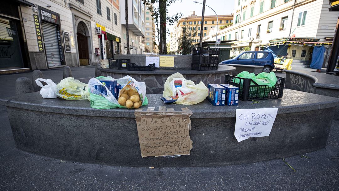 Roma, Itália. Iniciativas juntam comida para doar a pessoas com dificuldades económicas, em Roma. Foto: Massimo Percossi/EPA Roma, Itália. Iniciativas juntam comida para doar a pessoas com dificuldades económicas, em Roma. Foto: Massimo Percossi/EPA