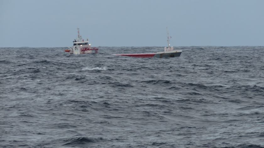 Rebocador norueguês vai retirar cargueiro sem leme ao largo da Figueira da Foz. Foto: Autoridade Marítima
