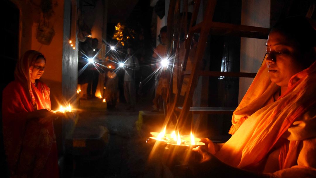 Bhopal, Índia. Cidadãos indianos mandam mensagem simbólica ao país ao acenderem velas e luzes às 21h deste domingo, durante nove minutos. A ação foi introduzida pelo primeiro-ministro indiano, Narendra Modi. Foto: Sanjeev Gupta/EPA Bhopal, Índia. Cidadãos indianos mandam mensagem simbólica ao país ao acenderem velas e luzes às 21h deste domingo, durante nove minutos. A ação foi introduzida pelo primeiro-ministro indiano, Narendra Modi. Foto: Sanjeev Gupta/EPA