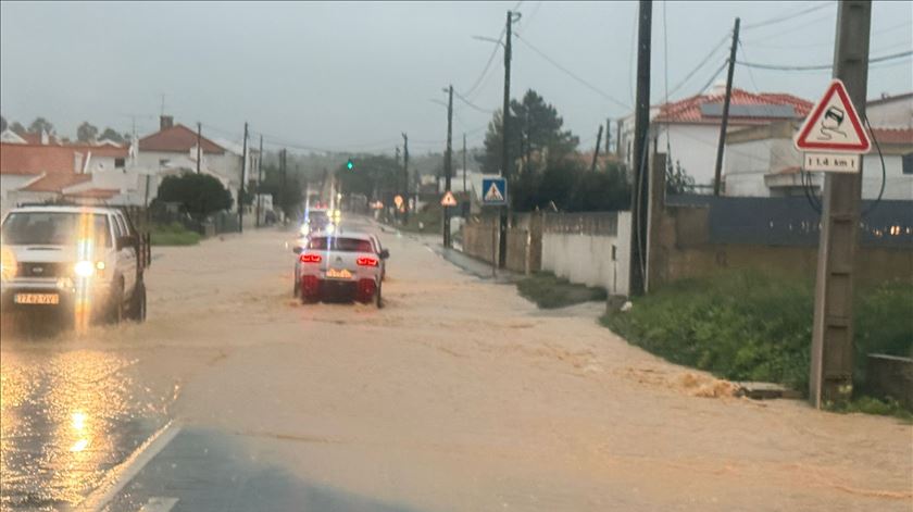 Mau tempo provocou nove desalojados e vai "continuar a sentir-se até ao próximo domingo"