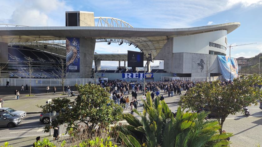 Adeptos do FC Porto prestam homenagem a Pinto da Costa no Dragão Foto: Inês Braga Sampaio/RR