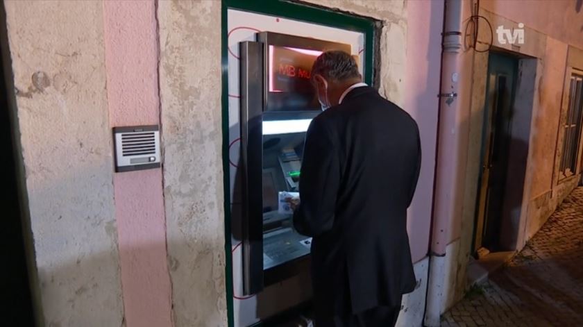 No final de 2021, o Presidente da República gerou controvérsia ao sair para pagar contas numa caixa multibanco, escassas horas após o chumbo do OE2022. Foto: TVI/D.R. No final de 2021, o Presidente da República gerou controvérsia ao sair para pagar contas numa caixa multibanco, escassas horas após o chumbo do OE2022. Foto: TVI/D.R.