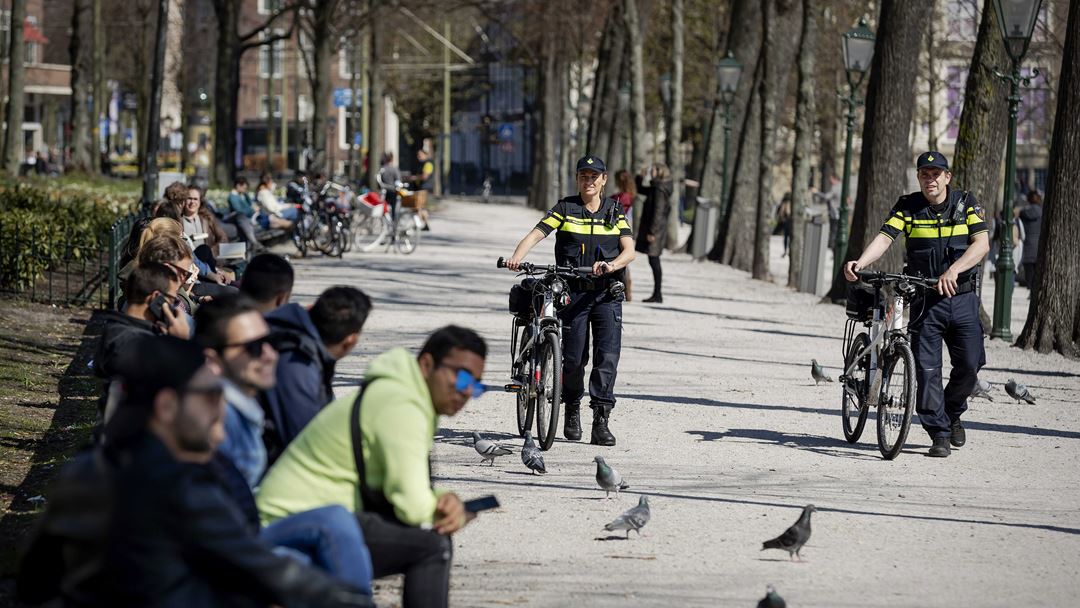 Den Haag, Países Baixos. Autoridades locais monitorizam a distância de segurança social nas ruas. Foto: Robin van Lonkhuijsen/EPA Den Haag, Países Baixos. Autoridades locais monitorizam a distância de segurança social nas ruas. Foto: Robin van Lonkhuijsen/EPA