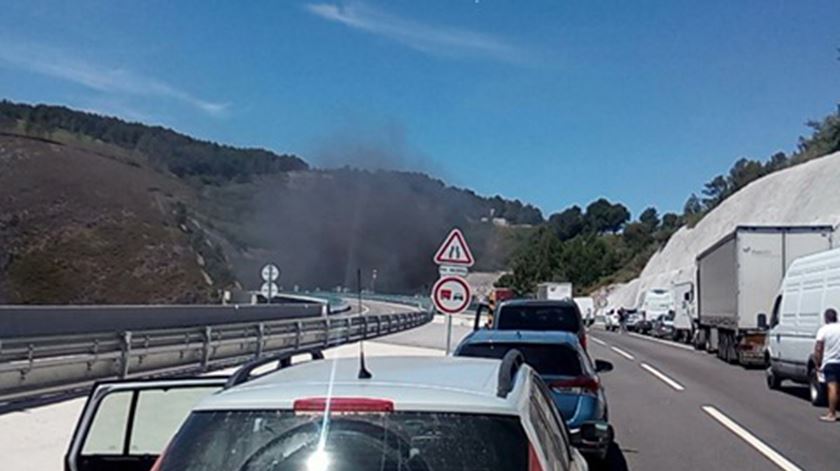 Carros barrados à entrada do túnel, a 8 de agosto de 2017. Um automóvel ardia, então, no interior da estrutura. Foto: Marta Taborda