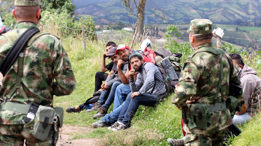 Carlosama, Colômbia. Guardas indígenas e militares colombianos controlam a passagem de cidadãos estrangeiros do Equador para a Colômbia. Foto: STR/EPA Carlosama, Colômbia. Guardas indígenas e militares colombianos controlam a passagem de cidadãos estrangeiros do Equador para a Colômbia. Foto: STR/EPA