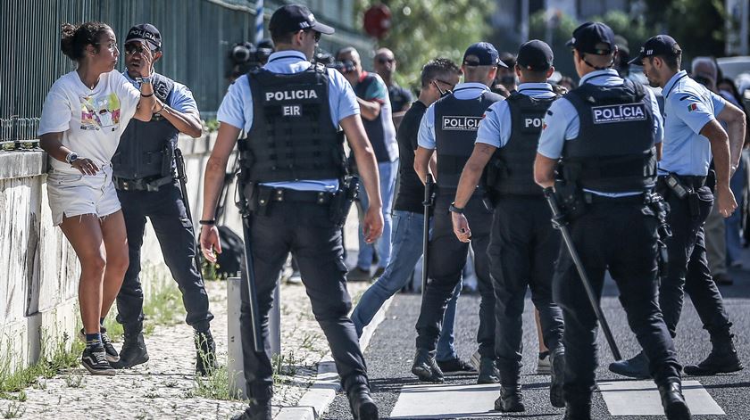 Ativista da Greve Climática Estudantil detida durante manifestação Ativista da Greve Climática Estudantil detida durante manifestação