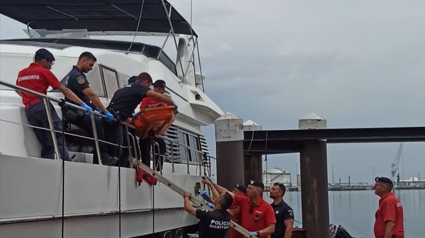 Homem encontrado morto num barco a 13 quilómetros ao largo de Aveiro